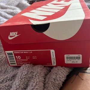 Nike air max- hardly worn